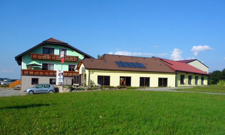 Aussenaufnahme unseres Werkstattgebäudes an einem sonnigen Tag